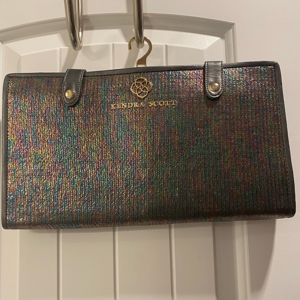 KENDRA SCOTT Iridescent Metallic Jet Set Jewelry Organizer + Bags